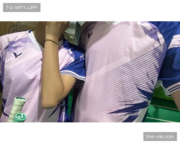 李梓嘉训练结束拎名牌袋出门，旁边队友背塑料袋，这反差真像在刷明星八卦