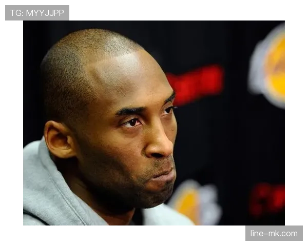 安东尼·戴维斯吃个饭钱包瘪得像皮球，豪车还在门口尘土飞扬！